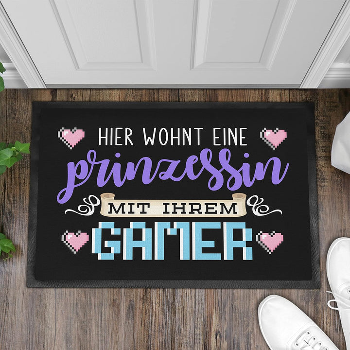 Trendation - Zocker Fussmatte Geschenk Hier Wohnt Eine Prinzessin Mit Ihrem Gamer Lustig 60x40 cm