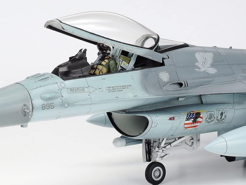 Tamiya 300061098 - 1:48 Lockheed Martin F-16CJ Fighting Falcon