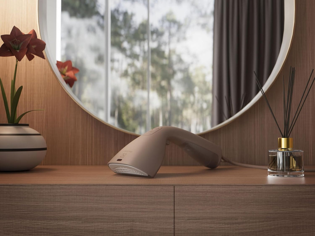 Electrolux Refine 700 Männliche Steamer E7HS2-8WB, Tötet 99,99% der Bakterien, Dampfkapazität: 26 g/