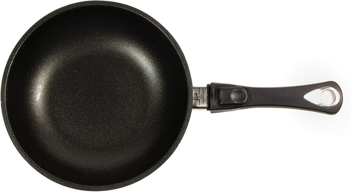AMT Gastroguss Sauteuse/kleiner Wok, 24 cm Ø, 6 cm hoch, abnehmbarer Stiel, induktionsgeeignet, Lota