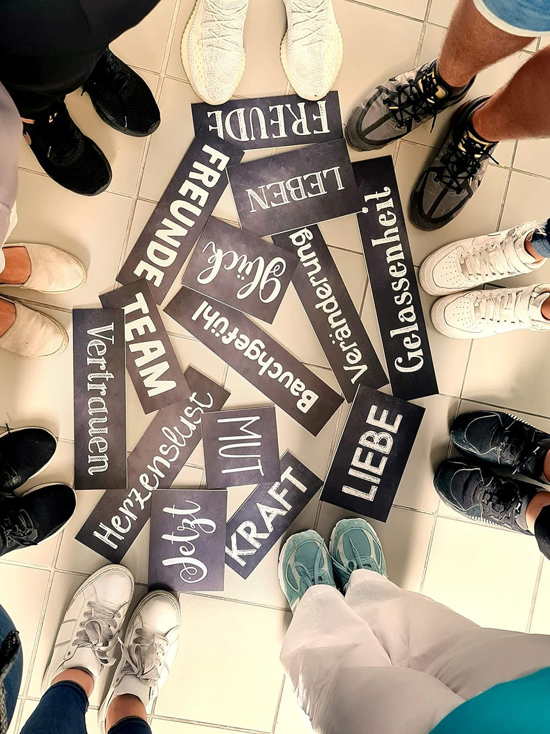 Logbuch-Verlag 100 braune Papiertüten mit Fenster 7 x 4 x 20,5 cm + 100 Aufkleber Frohe Weihnachten