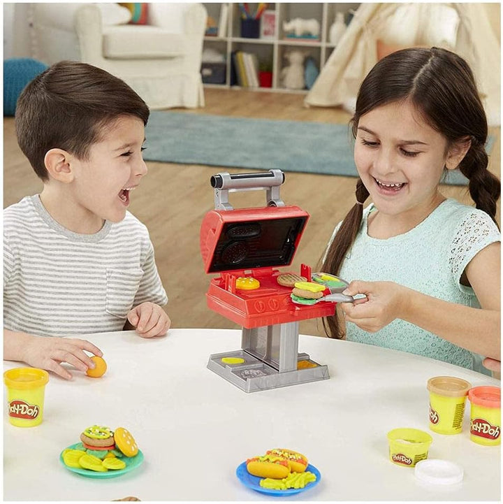 Play-Doh Kitchen Creations Grillstation Spielset für Kinder ab 3 Jahren mit 6 Farben und 7 Zubehörte