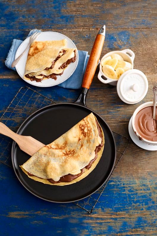 STAUB Crepes Pfanne aus Gusseisen, mit Holzgriff, rund 28 cm, Für alle Herdarten geeignet, Schwarz