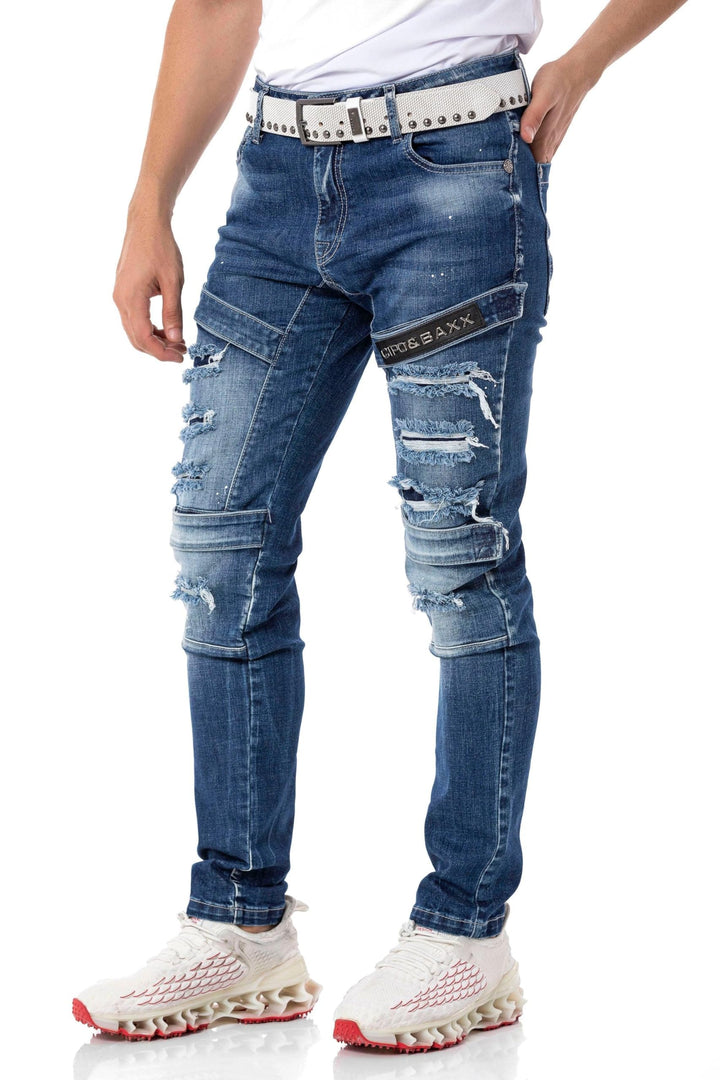 Cipo &amp; Baxx Herren Jeanhose | Destroyed &amp; Frayed Denim mit Nieten, Kunstleder, Ziernähte &amp; Graffiti