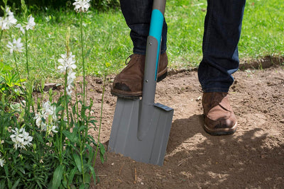 Gardena NatureLine Spitz-Spaten: Gartenspaten mit Beschichtung zum Umgraben und Ausheben, Stiel aus