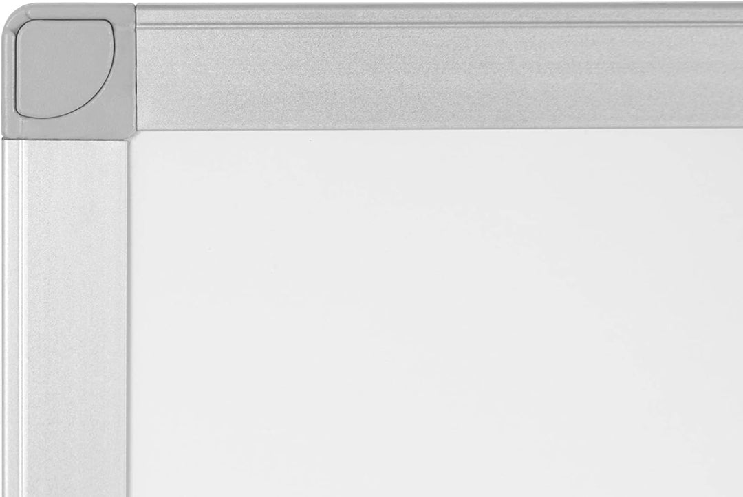BoardsPlus - Whiteboard - 90 x 60 cm, mit Aluminiumrahmen und Stifteablage, Melamin Oberfläche, 90 x