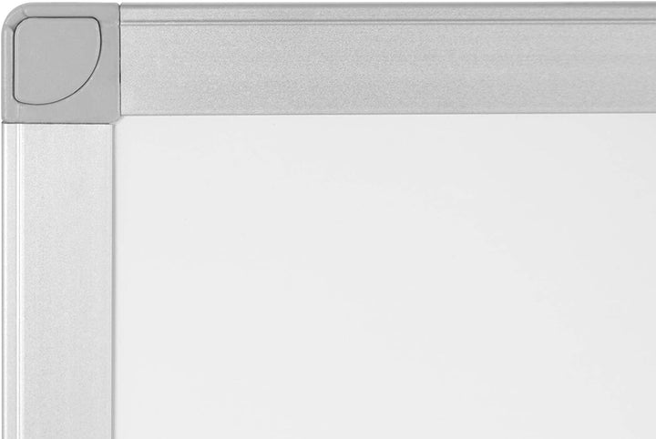 BoardsPlus - Whiteboard - 90 x 60 cm, mit Aluminiumrahmen und Stifteablage, Melamin Oberfläche, 90 x