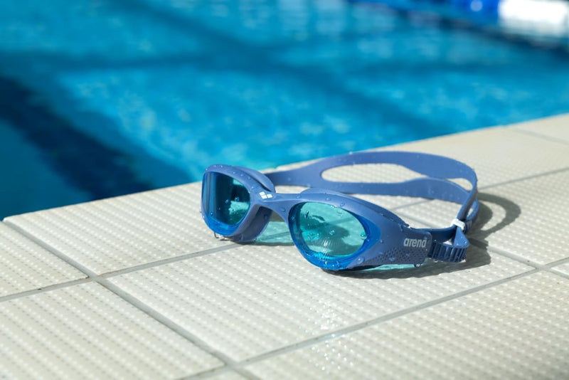 Arena The One Anti-Fog Schwimmbrille Unisex für Erwachsene, Schwimmbrille mit Breiten Gläsern, UV-Sc