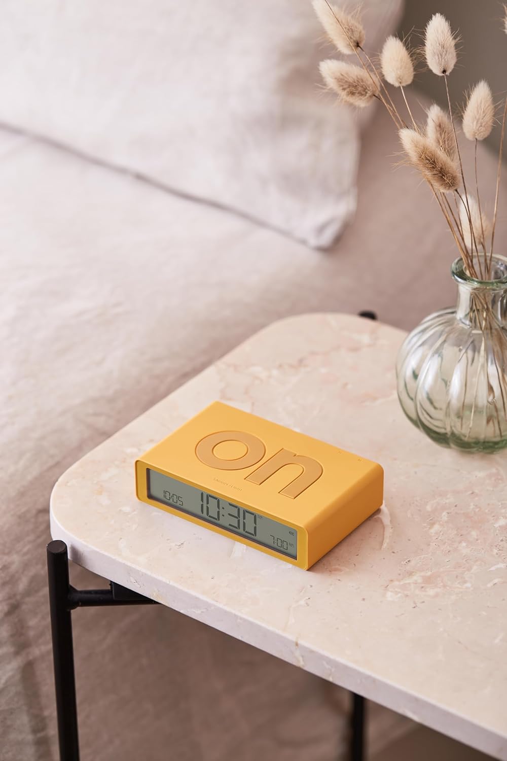 Lexon Flip Classic Digitaler Wecker mit umkehrbaren EIN/Aus-Seiten, wiederaufladbare Nachttischuhr m