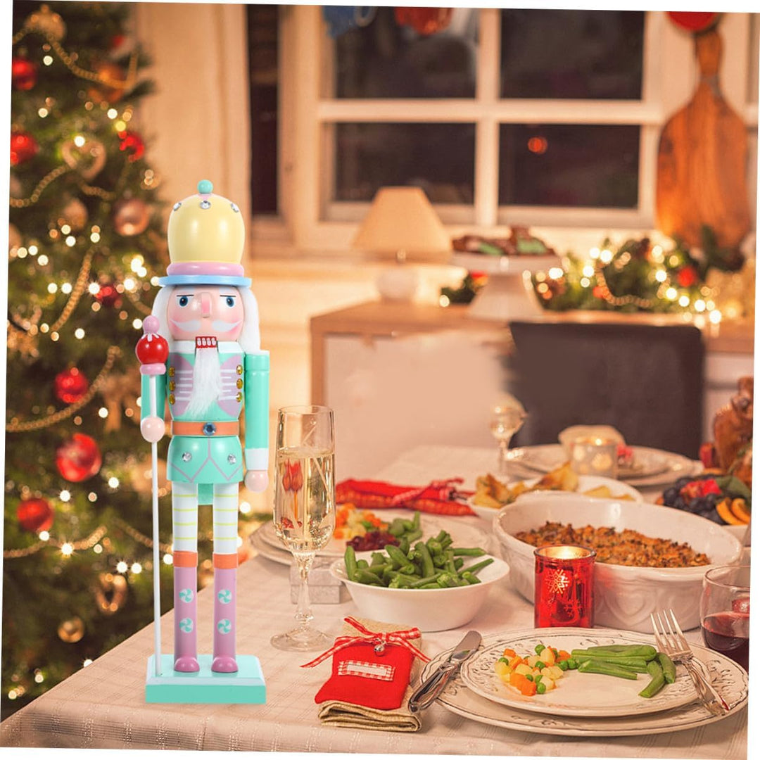 Weihnachtlicher Nussknacker Holzfigur in Pastellfarben Handgefertigte Weihnachtsdekoration für Tisch