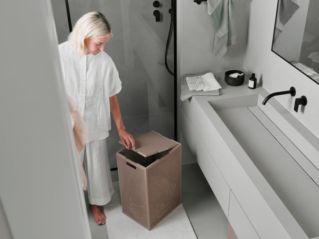 Curver Kaya Wäschekorb mit Deckel – 2er-Set – je 60 Liter – 38×29×58,5 cm – Warm Taupe – aus 70% rec