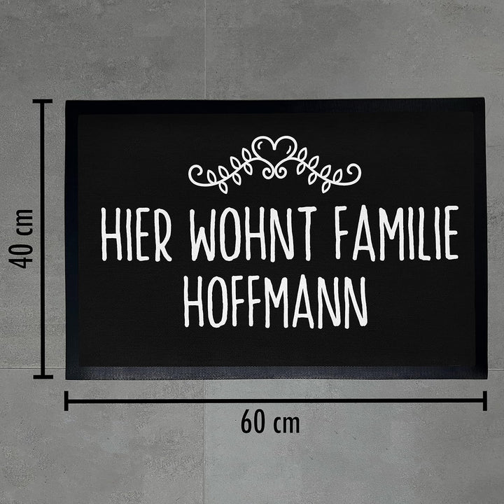 Trendation - Lustige Fussmatte Personalisiert Hier Wohnt Familie Willkommen Wunschtext Wunschnamen F