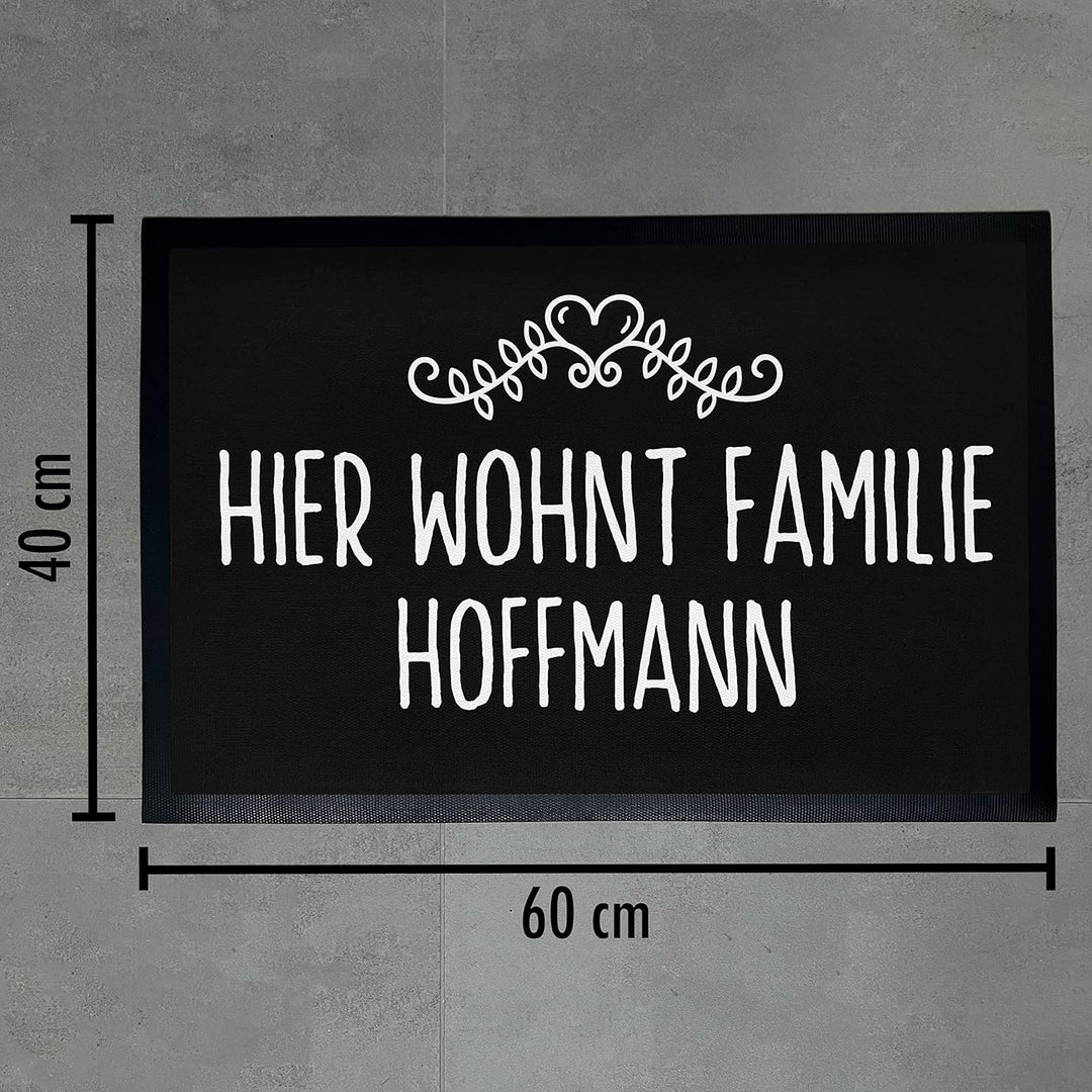 Trendation - Lustige Fussmatte Personalisiert Hier Wohnt Familie Willkommen Wunschtext Wunschnamen F