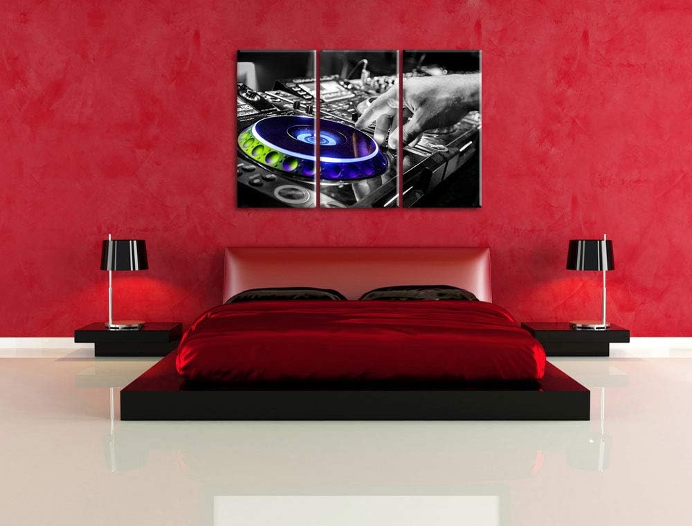 Pixxprint DJ bei der Arbeit am Plattenteller als Leinwandbild | Grösse: 3 Teilig (120x80) | Wandbild