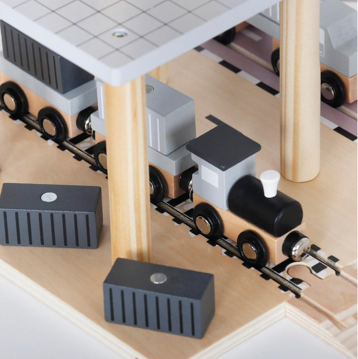 Beweglicher Hafenkran mit Magnetwinde und Zubehör - Holz-Set, 360° Kran, LKW, Wagen, Anhänger, Spiel