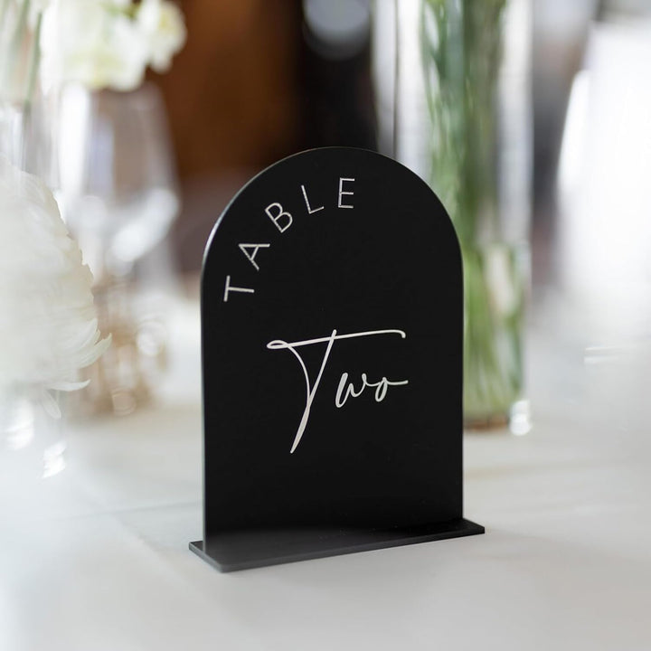 Black Arch Hochzeitstischnummern mit Ständer 1–15, 12.7x17.8 cm, schwarzes Acrylbogenschild mit Halt