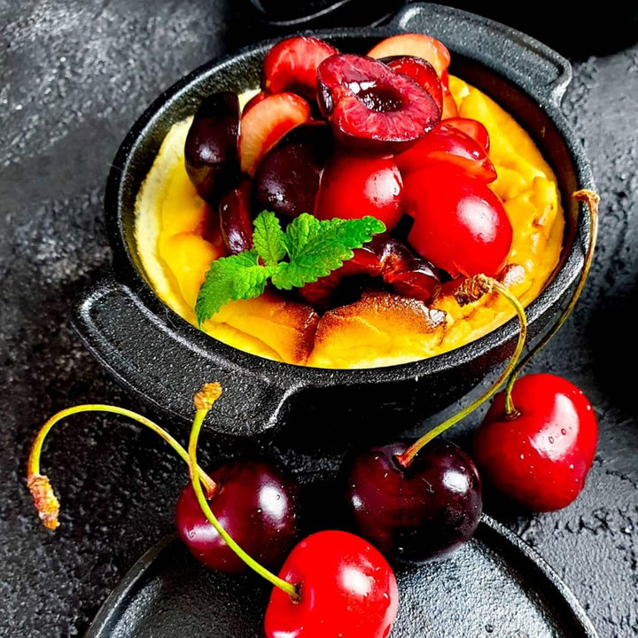 BBQ-Toro Mini Dutch Oven (2 Stück) | Ø 11 cm | Gusseisen Serviertopf mit Holzunterlage | bereits ein