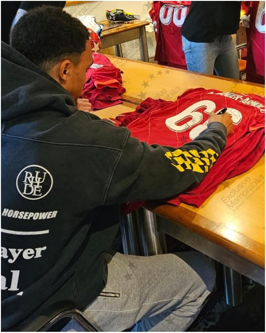 Von Trent Alexander-Arnold signiertes Liverpool-Trikot 2021-22. Gerahmt
