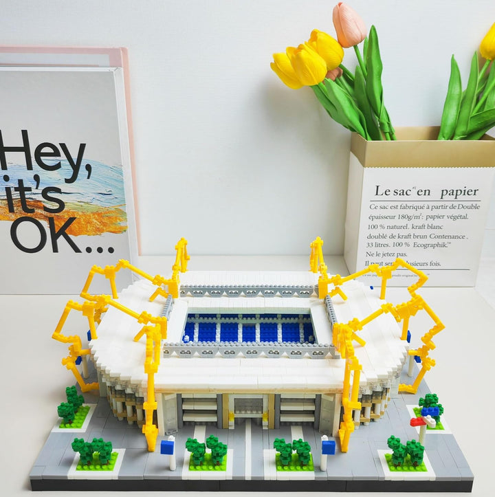 Architekturmodell zum Zusammenbauen mit Miniaturbausteinen. Fussballstadion in Dortmund, Westfalen,