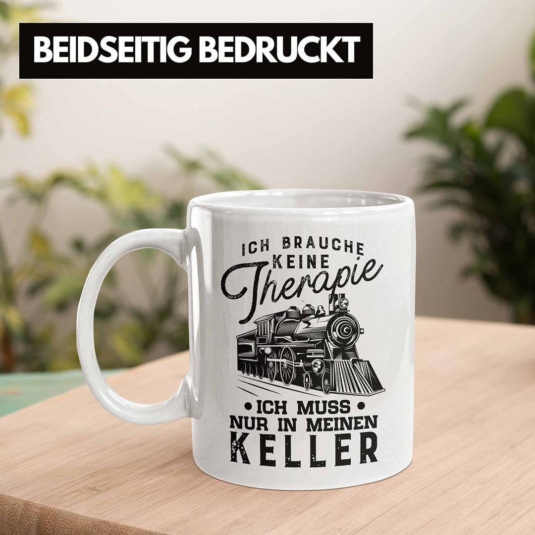 Trendation - Modelleisenbahn Tasse Geschenk für Eisenbahner Spruch Ich Muss In Meinen Keller (Weiss)