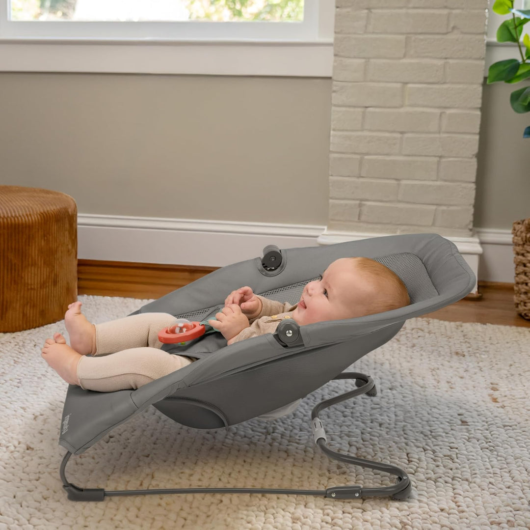 Ingenuity Stow &amp; Go kompakte Falt Babywippe, leichter tragbarer Sitz mit Vibration &amp; Spielzeug, Grau