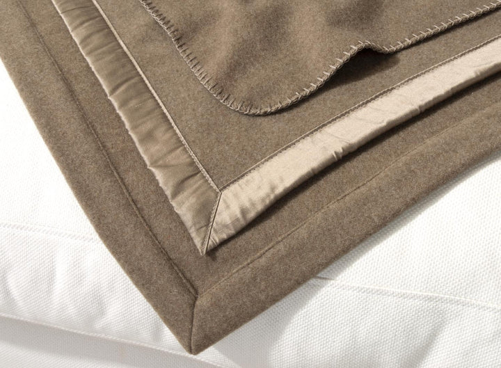 Wohnen & Accessoires GmbH & Co. KG Kaschmirdecke, Wolldecke aus 100% Kaschmir Amalfi grau-braun 150x