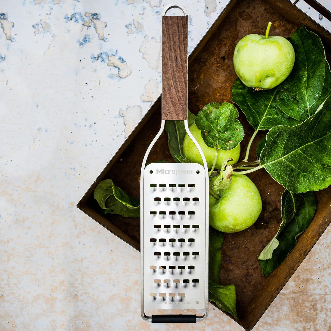 Microplane Küchenreibe Sehr Grob für Kartoffel, Zucchini, Karotten, Apfel, Kohl & Käse aus der Maste