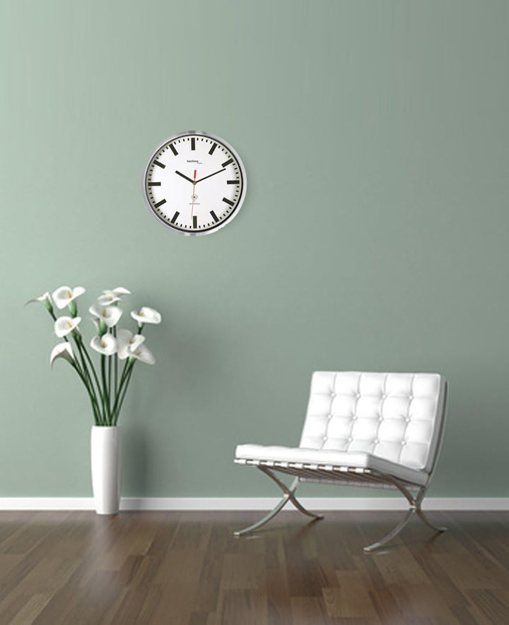 TECHNOLINE WT 8990 – grosse Funkwanduhr im Bahnhofsdesign mit integriertem Nachterkennungs-Sensor