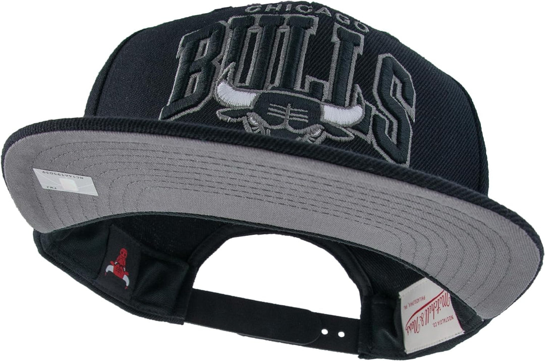 Mitchell & Ness NBA Team Arch Snapback Cap Chicago Bulls Black