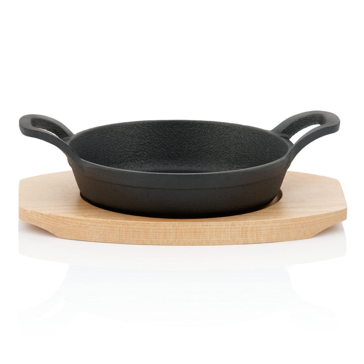 BBQ-Toro Gusseisen Servierpfännchen mit Holzunterlage | Ø 16 cm | bereits eingebrannt - preseasoned