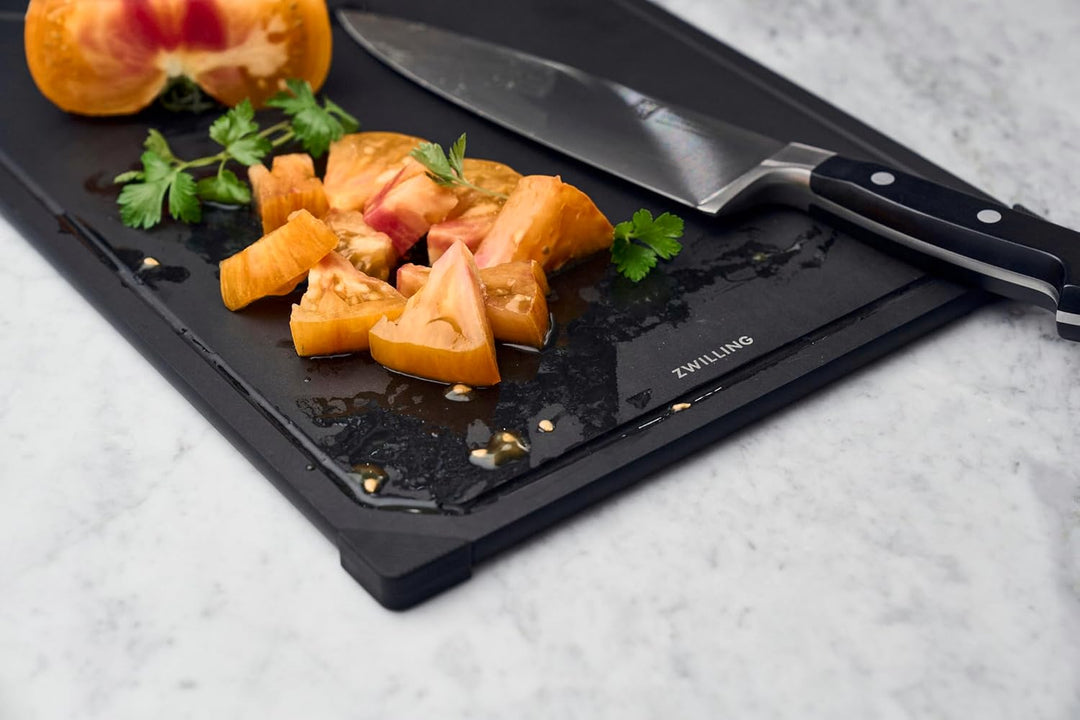 ZWILLING Schneidebrett 37 x 25 cm aus Holzfaser, Fiberholz, mit Saftrille, rutschfest, spülmaschinen