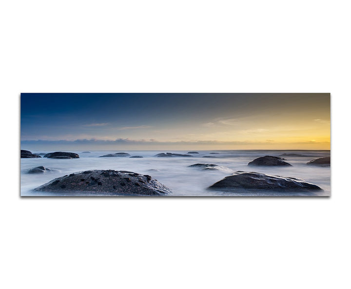 Paul Sinus Art Panoramabild auf Leinwand und Keilrahmen 150x50cm Meer Strand Steine Nebel Abenddämme