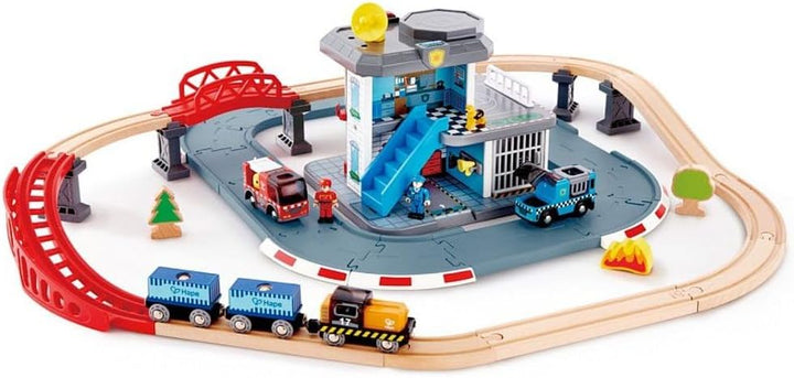 Hape Notfall-Hauptquatier mit Eisenbahnstrecke aus Holz und Strasse, ab 3 Jahren