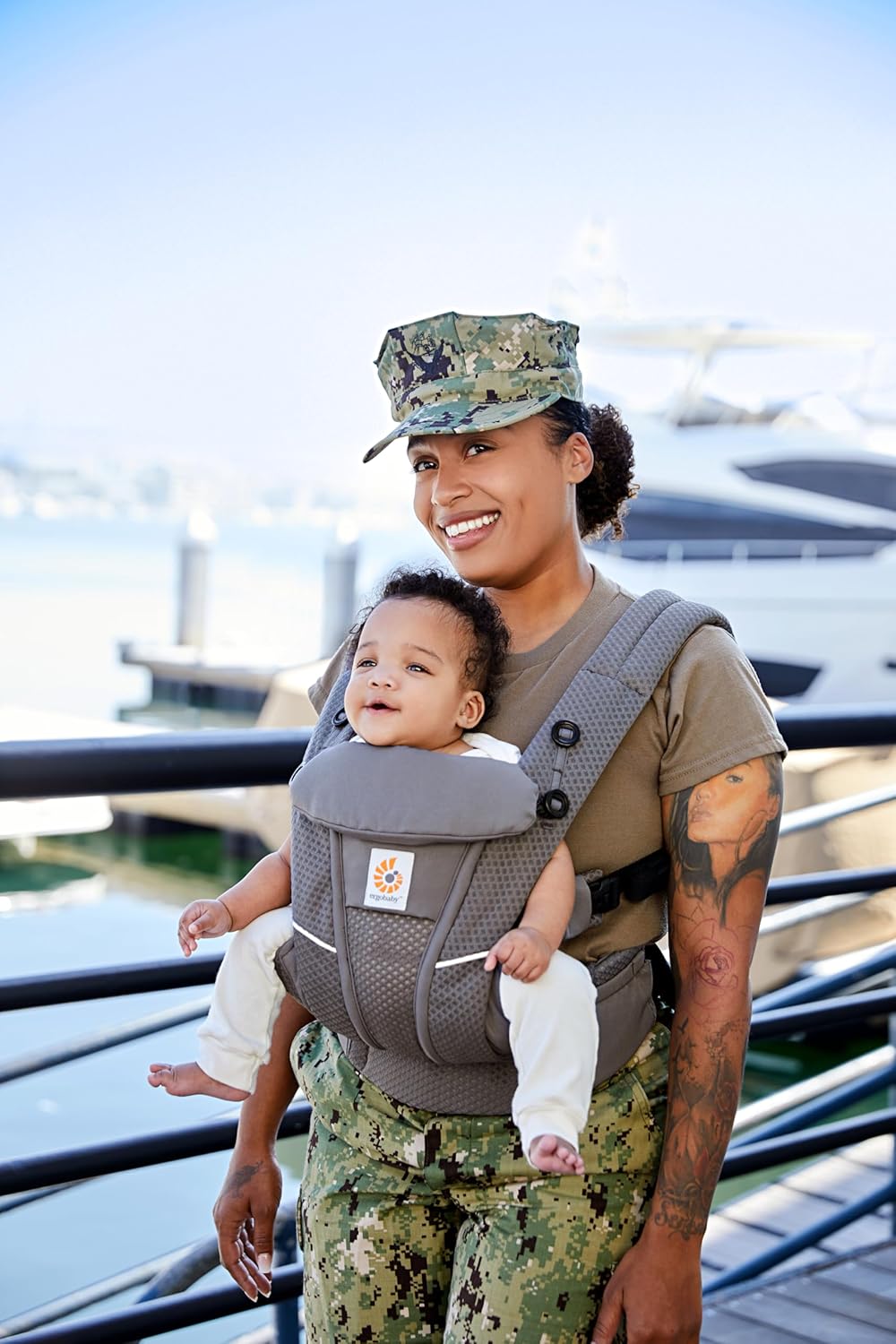 Ergobaby Omni Breeze Babytrage für Neugeborene ab Geburt bis 20kg, 4 Positionen SoftFlex Mesh Ergono
