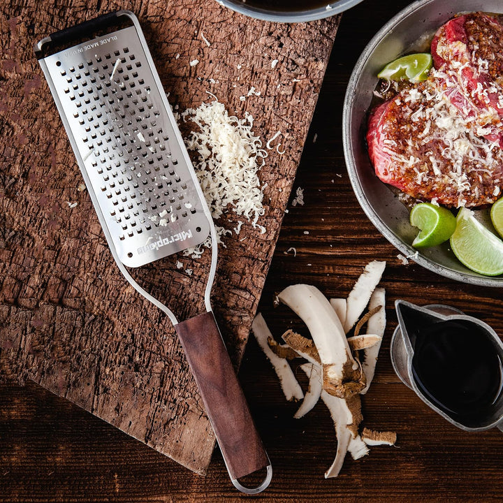Microplane Küchenreibe Grob für Käse, Karotte, Ingwer, Schokolade & Kokosnuss aus der Master-Serie m