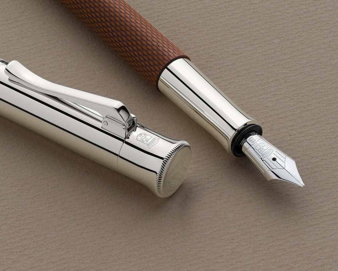 Graf von Faber-Castell 146520 - Füllfederhalter Guilloche, Cognac, Federbreite M, 1 Stück, Braun, mi