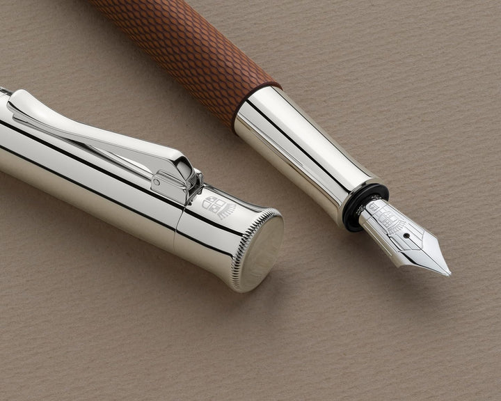 Graf von Faber-Castell 146520 - Füllfederhalter Guilloche, Cognac, Federbreite M, 1 Stück, Braun, mi