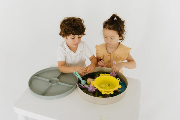 Jellystone Designs, Tray Play 2-in-1-Spieltablett mit Deckel, sensorisches Spiel für Kinder ab 3 Jah