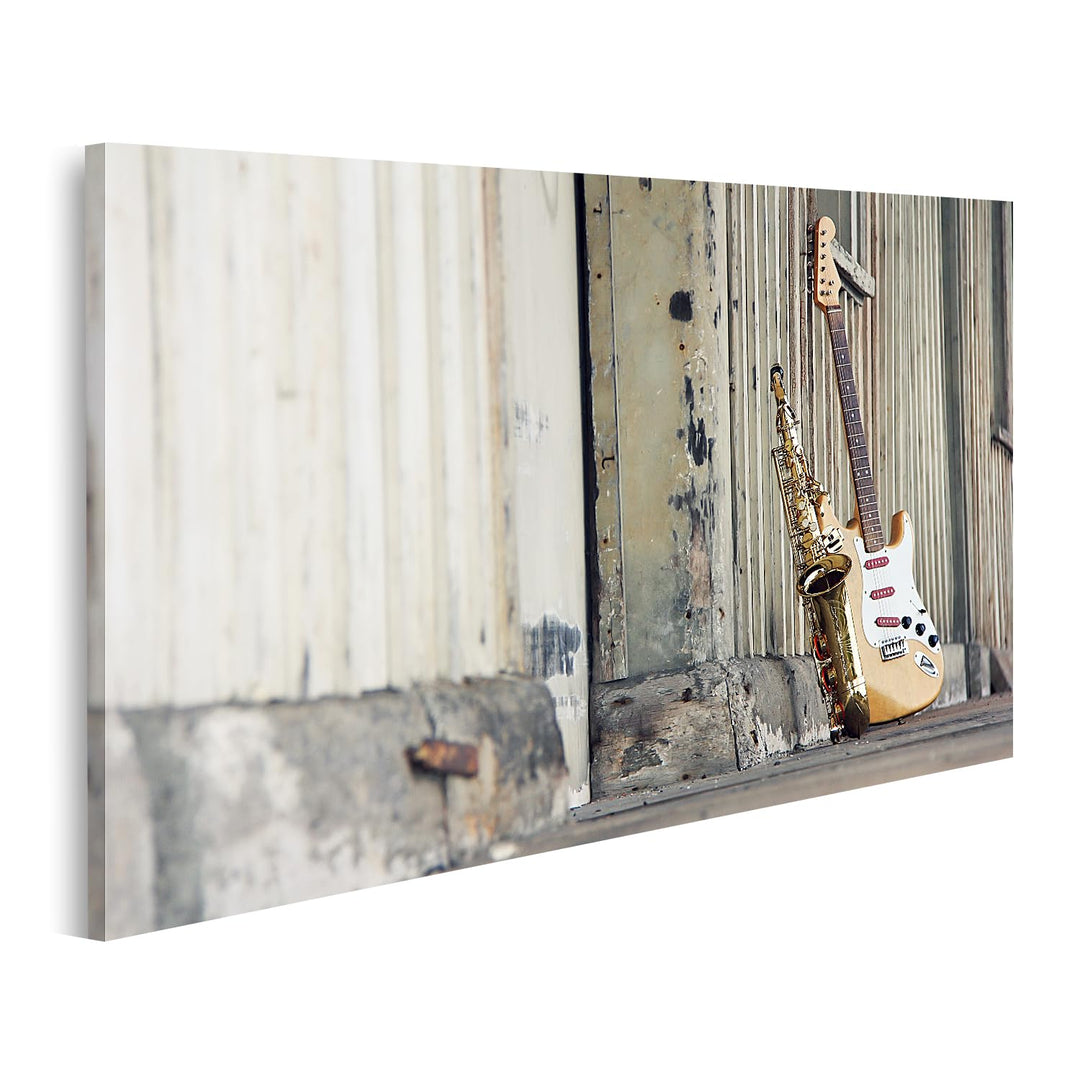islandburner Bild auf Leinwand Saxophon Mit Retro E-Gitarre An Altem Gebäude Bilder Wandbilder Poste