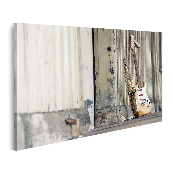 islandburner Bild auf Leinwand Saxophon Mit Retro E-Gitarre An Altem Gebäude Bilder Wandbilder Poste