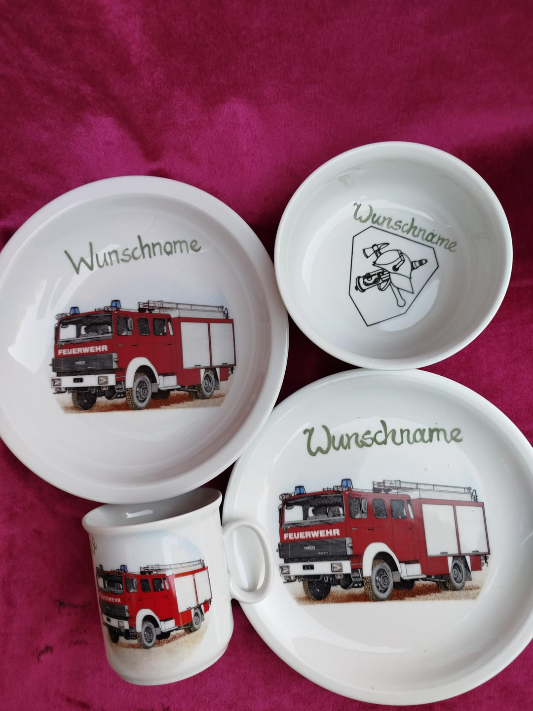 personalisiertes Porzellan-Kinder-Geschirr 4teilig (Dekor Feuerwehr) mit Wunschname. Wunschname an: