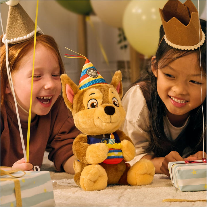 PAW PATROL Chase Kuscheltier im Geburtstagsoutfit, ab 3 Jahren | 23 cm gross | Mit Partyhut & Plüsch