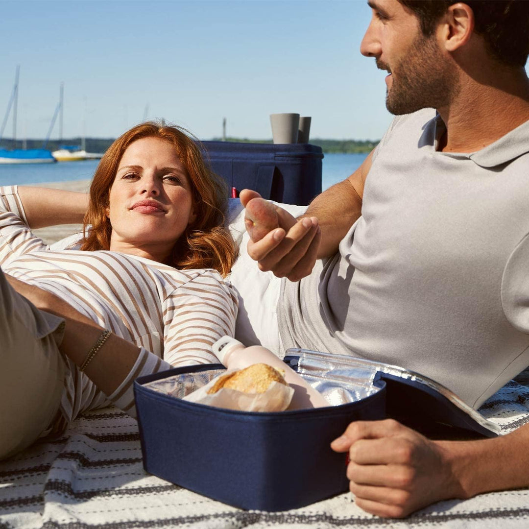 reisenthel coolerbag M Pocket in Navy – Kühltasche aus recycelten PET-Flaschen – Ideal für das Mitta