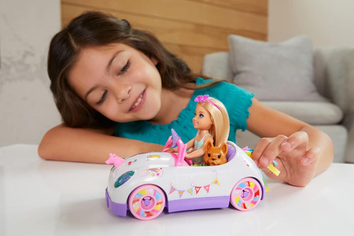 Barbie-Serie Chelsea, Chelsea-Puppe mit Einhorn-Auto, Welpe und Aufklebern, mit Räder, Puppe Chelsea