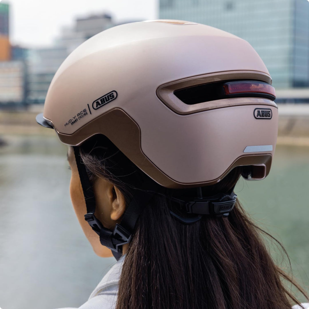 ABUS Urban Helm HUD-Y - mit magnetischem, aufladbarem LED-Rücklicht & Magnetverschluss - Cooler Fahr