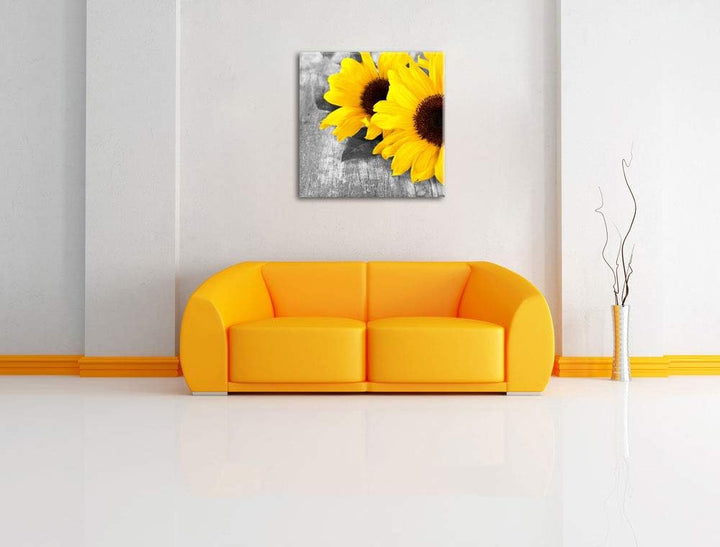 Pixxprint schöne Sonnenblumen auf Holztisch schwarz/weiss, Format: 70x70 auf Leinwand, 70x70