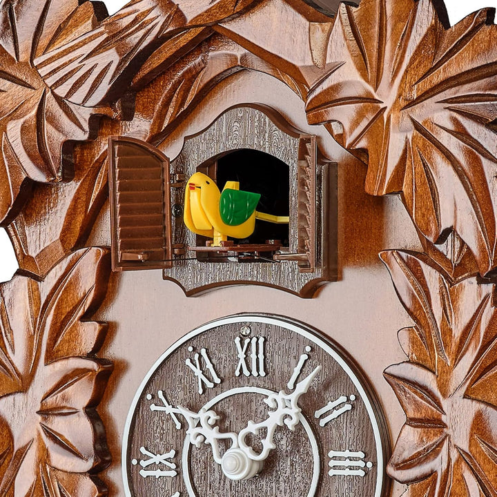 TIMEGEAR Kuckucksuhr mit Nachtmodus, handgeschnitzte Dekorationen und schwingendes Pendel (braun), B