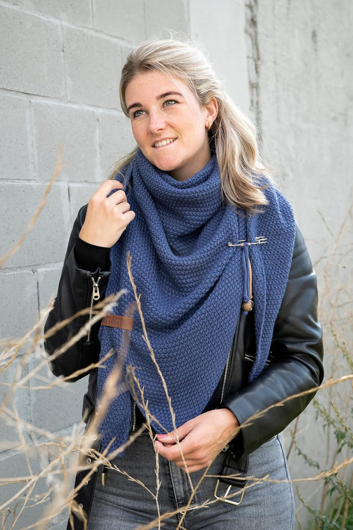 KNIT FACTORY - Dreiecksschal Coco - Damen Strickschal mit Wolle - Umschlagtuch für den Herbst und Wi