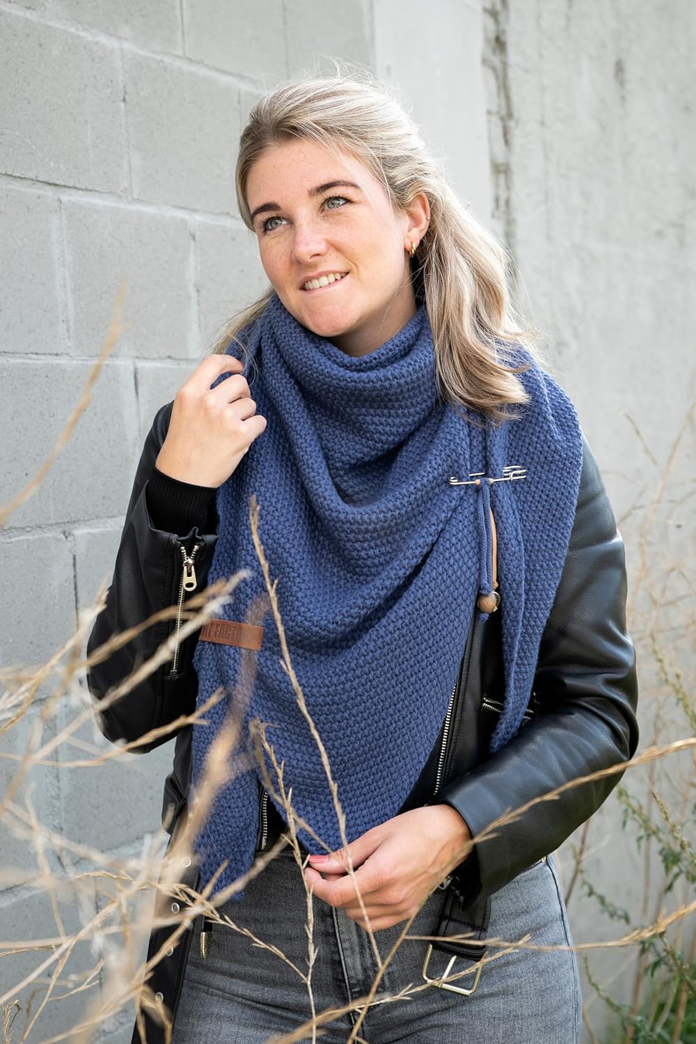 KNIT FACTORY - Dreiecksschal Coco - Damen Strickschal mit Wolle - Umschlagtuch für den Herbst und Wi
