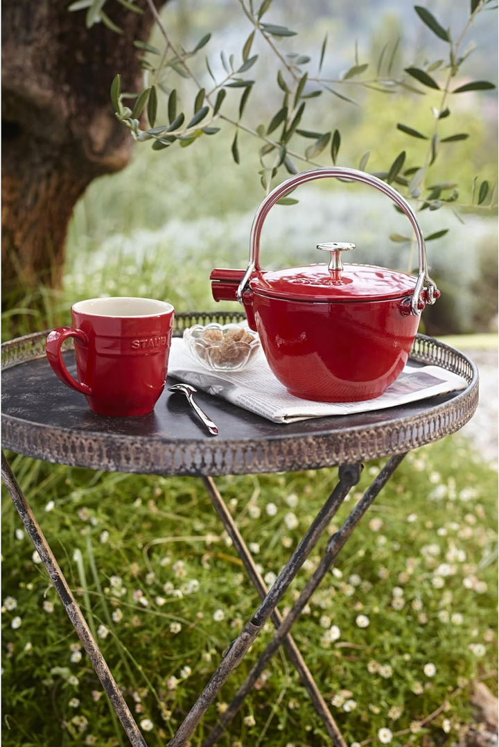 STAUB Teekanne/Wasserkessel, rund 16,5 cm, 1,15 L mit mattschwarzer Emaillierung Im Inneren des Kess